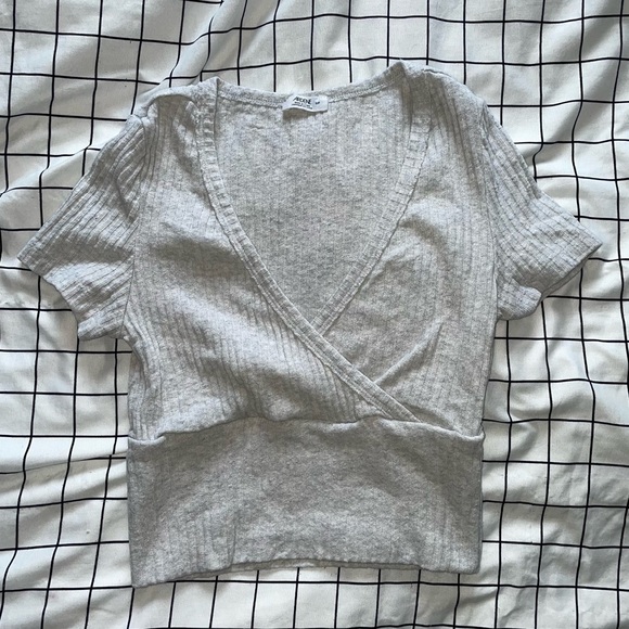 Cropped V Neck T-Shirt! - Picture 3 of 4